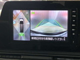 【アラウンドビューモニター】車を上から見下ろしているかのような映像で周囲の状況がひと目で確認、狭い駐車場に駐車するときも安心です♪