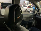 フロントシート左右ヘッドレストにはBOSEサウンドシステムが装備されてます。