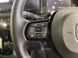 ステアリングにオーディオ操作スイッチが付いています。オーディオ画面に直接タッチしなくても操作が出来ますので、運転に集中できます。