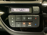 セレクトレバーの左側にオートエアコンがついてますので、お好みの温度をセットするだけで風の強さや風量を自動で調整します。スイッチも簡単操作で快適に過ごせます。
