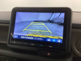 リバースギアに入れるだけで後方の表示へ切り替わります。夜間や雨の日の駐車も楽になりますよ。