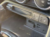 エアコン下のスイッチ類になります!!こちらオープンカーになります!電動で操作が出来ますのでレバー一つで簡単に開閉をすることが出来ます!!横にはシートヒーターのボタンが装着されております!