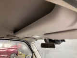 運転席天井にも使い勝手に優れた便利なポケットがついています