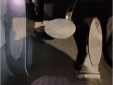 【ペダル】BMWはオルガン式アクセルペダルを採用しています。踏み込む足とペダルが同じ軌跡を描くため、かかとがずれにくく、アクセルコントロールがよりしやすくなるメリットがあります。