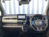 運転席周りです。カップホルダーや小物の収納などは必須ですよね!!使い勝手の良いつくりになっております!!