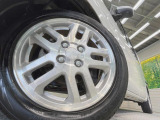 【純正15インチアルミホイール】外観にマッチした純正アルミホイールを装着しております。各種社外アルミホイールや、スタッドレスタイヤも取扱いしております。是非ご相談ください♪