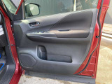 運転席ドア内側は乗り降り頻度が多いため多少のキズ等がつきやすくなっておりますがキレイな状態です