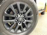 【純正18インチアルミホイール】外観にマッチした純正アルミホイールを装着しております。各種社外アルミホイールや、スタッドレスタイヤも取扱いしております。是非ご相談ください♪