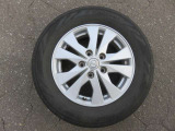 夏タイヤにはアルミホイールが装着されています。