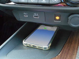 フロントセンタートレイは携帯電話のワイヤレス充電器となっています!