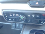 「オートエアコン」が付いています。1年中快適な室内を提供!車内温度を設定すると、風量を自動で調節してくれます。