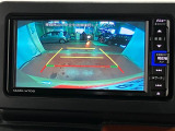 【バックモニター】 駐車時に車両後方の様子を見ることができるので、運転の不安を軽くします。