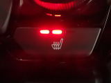 体を直接温めてくれるシートヒーターが装備されています。暖かくなるまでの時間も早いので寒い朝でも苦になりません。
