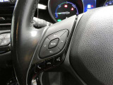 ステアリングスイッチ付き。前方から目を離すことなく操作することが可能です。