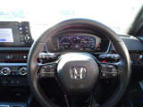 運転中でも操作し易いように、ステアリングには、オーディオのリモコンスイッチ、メーターの操作スイッチやホンダセンシングの機能、クルーズコントロールとLKASの操作スイッチ等が装着されています。