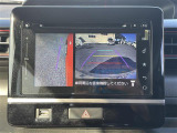 【パノラミックビューモニター】クルマを真上から見下ろした視点で駐車をサポートします。クルマの斜め後ろや真横など、いち早く障害物に気が付くことができます。