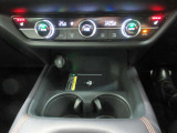 AUTOエアコンでいつでも快適な温度に!さらに運転席・助手席にはシートヒーターも付いてます。また、ワイヤレス充電にも対応しております。