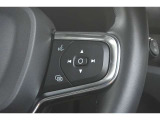 右側のステアリングスイッチは、ボイスコントロール、オーディオコントロールスイッチが備わります。