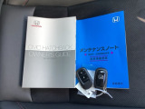 メンテナンスノート【点検整備記録簿・保証書】、取説も揃っています。スマートキーはバッグなどにしまったままボタン操作でエンジンの始動・停止ができて大変便利です。