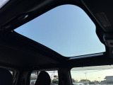 【パノラミックガラスルーフ】天井に外の景色が広がり、開放的な車内を感じることができます!雨の日でも外の明るさを取り入れたり、雨音をアクセントに変えたり、いつもの運転がぐっと楽しくなるはずです!