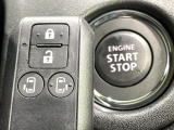 【キーレススタートシステム】カバンやポケットに入れたままでもドアの施錠・解錠が可能なスマートキーを装備。エンジンのオン・オフ時もカギを取り出す必要が無いからとっても便利です♪