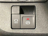 指先だけで簡単に操作が可能な電動パーキングブレーキを採用。「HOLD」スイッチを押すと、渋滞や信号待ちなどでブレーキペダルから足を離しても、ブレーキを保持するので安心です