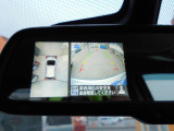 全方位カメラパッケージ付きで、車両のフロント、リヤ、サイドに設置されたカメラの映像を合成し、俯瞰映像を表示します。これにより、運転中の死角を減らし、駐車や狭い道での運転を容易にします。