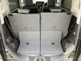 日常の使用に十分な広さの荷室です♪簡単な操作でシートアレンジもできます♪