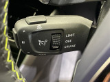 【レーダークルーズコントロール】先行車が停止した時は自車も停止して停止状態を保持、先行車が発進した時はドライバー操作により発進し、追従走行を再開します。