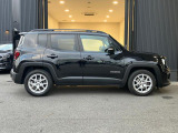 【ホイールアーチ】台形ホイールアーチはJeep伝統のデザインです。採用している理由は諸説ありますが、オフロードを走行する際にタイヤとボディが干渉しあわないよう配慮した作りにするためとなります。【ホイー