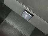 充電用USB端子付き。スマートフォンなどの充電に便利です。
