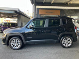 【ホイールアーチ】台形ホイールアーチはJeep伝統のデザインです。採用している理由は諸説ありますが、オフロードを走行する際にタイヤとボディが干渉しあわないよう配慮した作りにするためとなります。