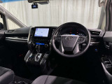 運転席まわりです。 各操作スイッチは使いやすい位置に配置されてます。