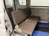 【リヤシート】折り畳み式のベンチシート。短距離移動や作業者には十分です。