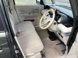 【ベンチシート】ラブラブ!(笑)で、運転席・助手席の行き来もしやすく、駐車時に便利☆また開放感もいいですね!一度体感されるとクセになりますよ(^^)
