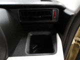 運転席のカップホルダーはエアコンの吹き出し口の前にありますので冷やしたり温めたり出来ます☆