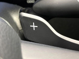 【パドルシフト】ハンドルから手を離さずに素早くシフトアップ&ダウンができるので、エンジンブレーキを使う下り坂や高速道路の合流で加速したい場面で役立ちます。