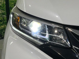 【LEDヘッドライト】悪天候や夜間走行時も良好な視界を確保し安心して運転できる高輝度LEDヘッドライトを装備!点灯速度が早く、消費電力も抑えられています。