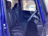 フロントシートはベンチシートです。ベンチシ―トは運転席と助手席の移動もスムーズ!狭い駐車場での乗り降りに便利です。