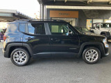 【ホイールアーチ】台形ホイールアーチはJeep伝統のデザインです。採用している理由は諸説ありますが、オフロードを走行する際にタイヤとボディが干渉しあわないよう配慮した作りにするためとなります。
