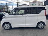 乗り降りのイメージが湧く左側面。ドア面の通りやスライド有無、小キズの出やすい部分も確認◎。