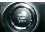 プッシュスタート付き。スマートキーを携帯していればキーを取り出さずにドアを施錠&解錠。クルマの始動も可能です。