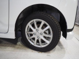 実車はアルミホイール組みのスタッドレスタイヤを装着、この車両には夏用タイヤが付属しています。