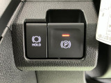 指先だけで簡単に操作が可能な電動パーキングブレーキを搭載。また、渋滞時や駐車券を取るシーンなどで便利なオートブレーキホールド機能も搭載しています。