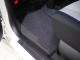 純正用品のカーペットマットが装備されています。