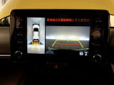 【全周囲モニター】車を上空から見下ろしたような映像をカーナビ画面に映し出し、車庫入れや縦列駐車をサポートしてくれます。