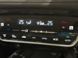 左右独立温度コントロールフルオートエアコンです。運転席、助手席それぞれで独立して温度設定ができます。冷え性の方が乗っても安心ですね♪