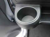 【据え置きカップホルダー】エアコン吹き出し口下部に設置されていますので使いやすさバッチリ!助手席から手の届くちょうどの位置です!