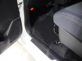 純正用品のカーペットマットが装備されています。