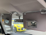 運転席と助手席にはミラー付きサンバイザーを装備☆